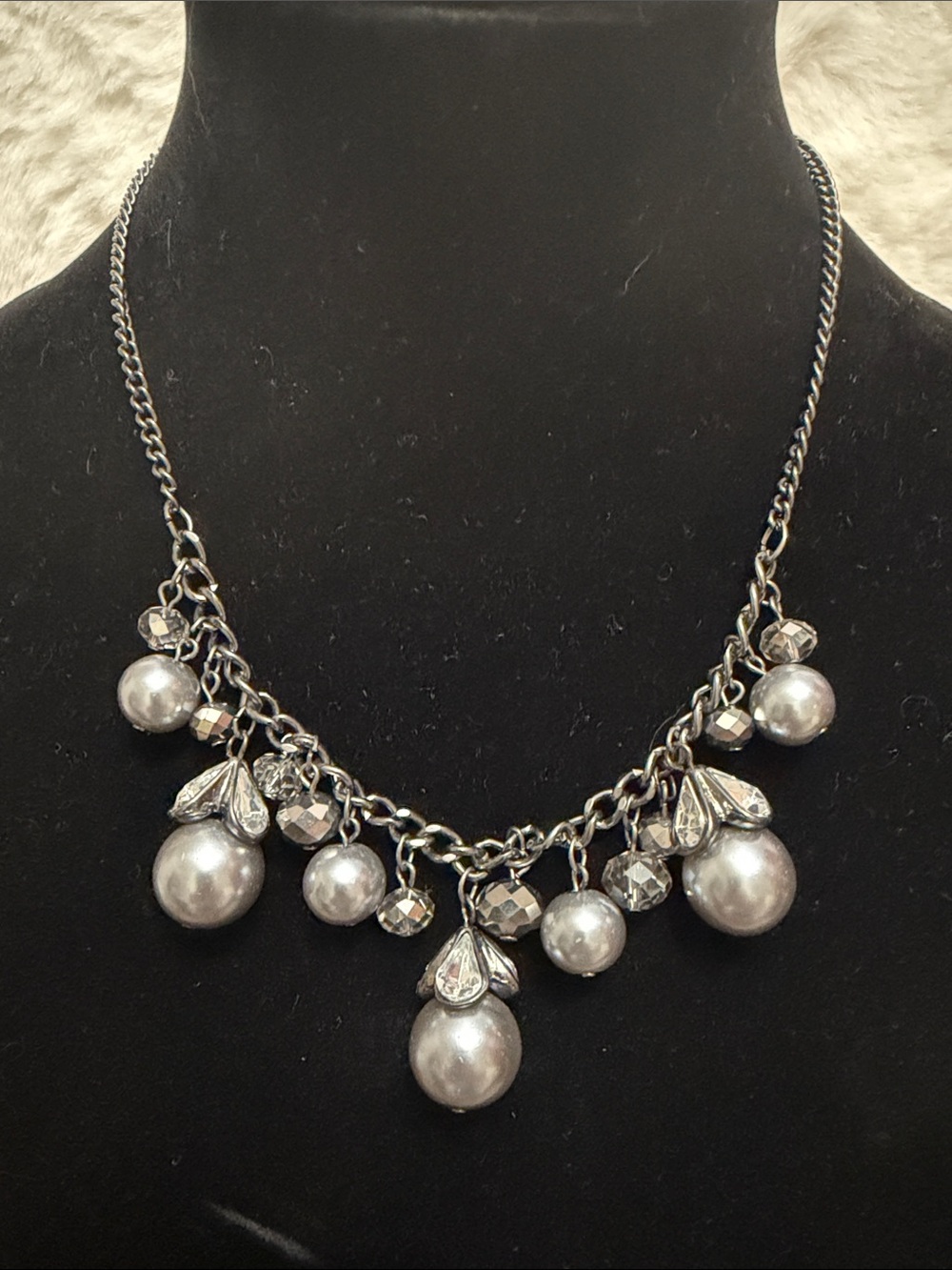 Gorgeous Vera Wang Silver-Tone Pearl Drop Statement Necklace